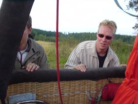 Matkustajat auttavat lentäjää korin siirrossa
