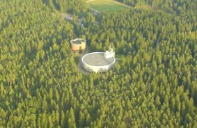 Valkoisen vesitornin katolla sijaitsee Tampereen Ursan tähtitornin kupu.