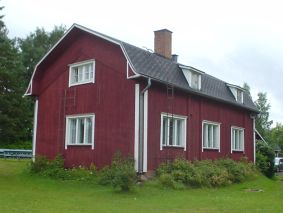 Päärakennus takaa