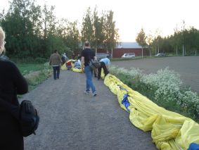Pallo kasataan letkaksi tien
 viereen