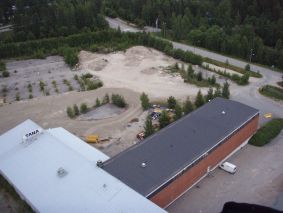 Rakennuksen katolla 
lukee TANA.
