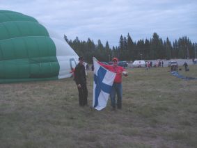 Suomen lippu laitetaan
 kiinni huippuköyteen
