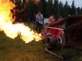 Makkaran paistoa. 
Kuva: Tero Haavistoinen