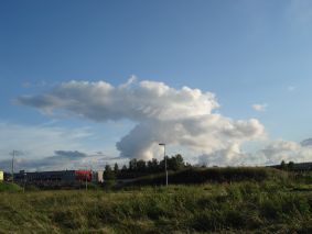 Ukkosta ennustava 
alasinpilvi