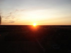 Laskeudumme auringon 
kanssa.