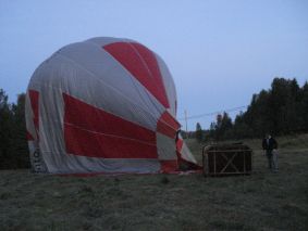 Pallon kuori vajoaa maahan
 tehtävänsä tehneenä.