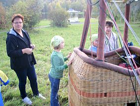 Yleisöä korin luona