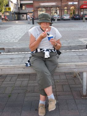 Jäätelön nautintaa 
ennen lentoa. Kuva: Marianne Laitinen.