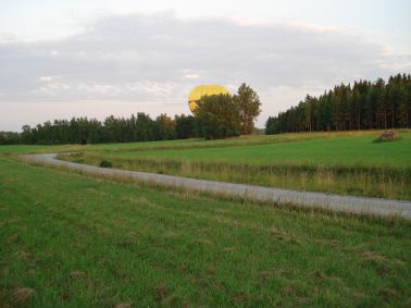 Laskeudumme pellolle