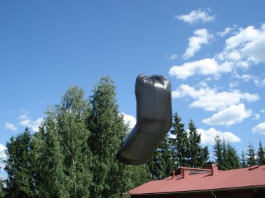 Jätesäkki nousee ilmaan