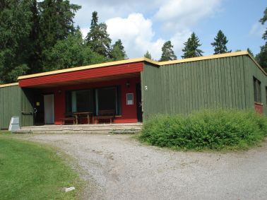 Yksi kolmesta majoitusrakennuksesta