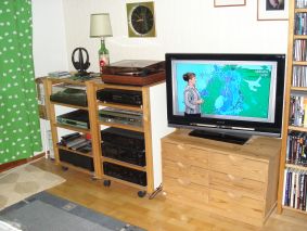 Televisio ja musiikkilaitteita. Digiboksi on räkissä.